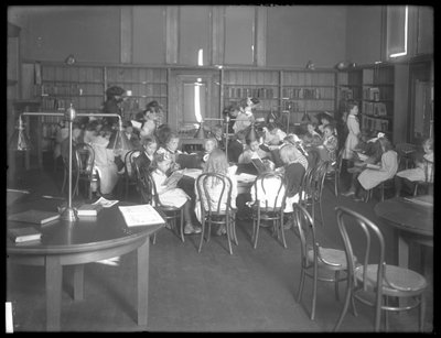 Innenansicht einer nicht identifizierten Filiale der Queens Borough Public Library, ca. 1910 von William Davis Hassler