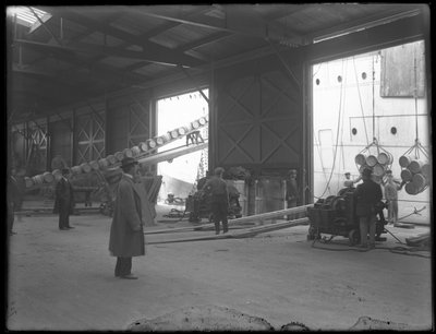Innenlager am Dock, tragbare elektrische Winden werden zum Entladen des Schiffes verwendet, 31st Street, Brooklyn, 1912 von William Davis Hassler