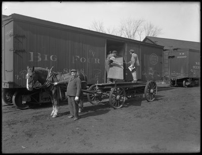 Männer messen und inspizieren Holz für die Sargherstellung, Oneida, New York, 3. April 1916 von William Davis Hassler