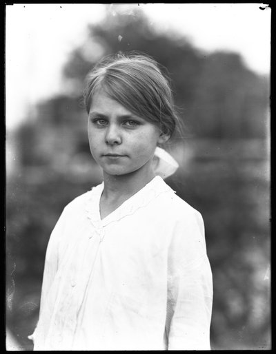 Draußen Porträtaufnahme eines unbekannten kleinen Mädchens in einem weißen Kleid, Juli 1915 von William Davis Hassler