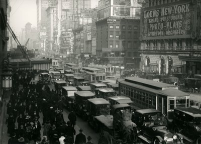 Times Square, überfüllt mit Autos, Bussen und Menschen, ca. 1917 von William Davis Hassler