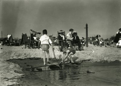 Zwei Kinder spielen mit Holzresten im seichten Wasser, Coney Island, ca. 1910-21 von William Davis Hassler
