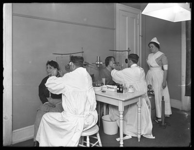 Zwei Patienten werden untersucht, Untersuchungsraum Nr. 1, Seton Hospital, Spuyten Duyvil, Bronx (30. Oktober 1914) von William Davis Hassler