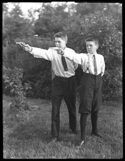 Zwei nicht identifizierte Jungen posieren mit gezielten Pistolen, Juli 1915 von William Davis Hassler