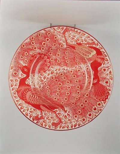 Ruby und Gold-Lustre-Ladung mit zwei Pfauen, gemalt von Charles Passenger von William de Morgan