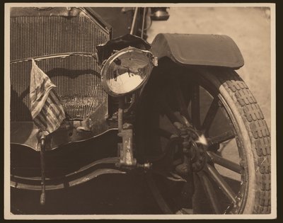 Nahaufnahme von beschädigtem Scheinwerfer und Kühlergrill eines Autos von William G. Swekosky