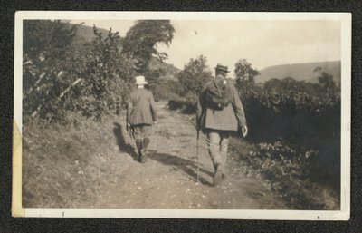 Ralph Vaughan Williams und Gustav Holst wandern in den Malvern Hills, September 1921 von William Gillies Whittaker