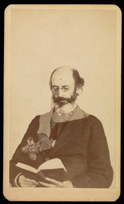 Unbekannter glatzköpfiger, bärtiger Mann beim Lesen im Sitzen von William H. Mumler