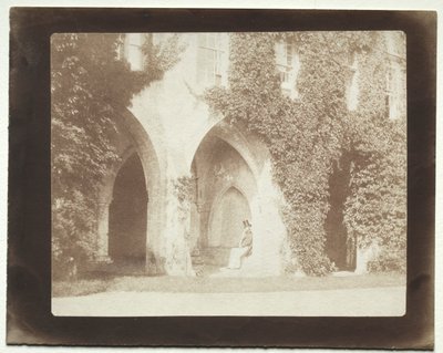 Calvert Jones sitzt in der Sakristei der Lacock Abbey von William Henry Fox Talbot