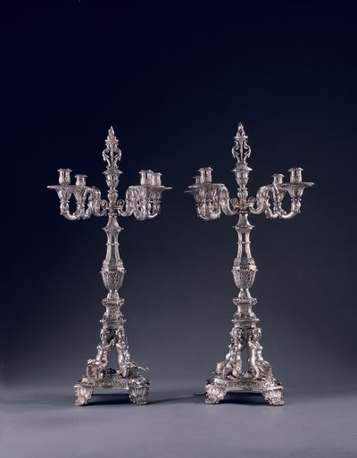 Paar sehr wichtige deutsche vierarmige Kandelaber, in Auftrag gegeben für George II, hergestellt von Balthasar Friedrich Behrens, Hannover, 1736-37 von William Kent