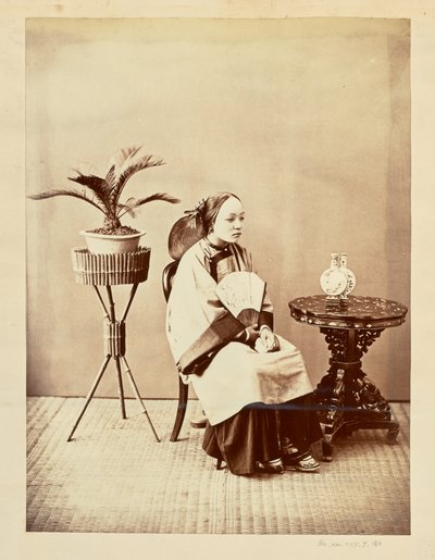 [Studio-Porträt einer sitzenden jungen Frau mit Fächer] von William Saunders