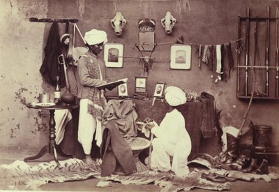 Zwei indische Diener in einem arrangierten häuslichen Interieur, aus der 