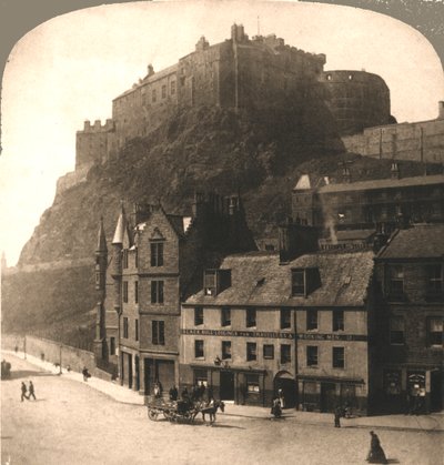 Edinburgh Castle vom Grasmarkt, Schottland von Works and Sun Sculpture Studios