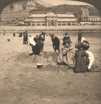 Am Strand von Llandudno, Wales, 1894 von Works and Sun Sculpture Studios