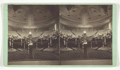 Unbetitelt [Auditorium dekoriert mit US-Flaggen], späte 19. Jahrhundert von Wright and Hartwell