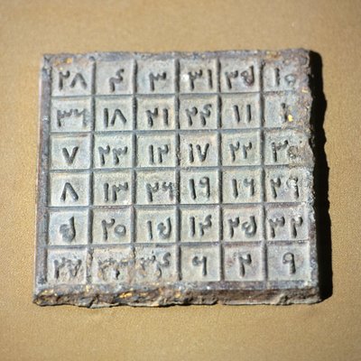 Magischer Tisch, der Figuren der Yuan-Dynastie darstellt von Yuan Dynasty Chinese School