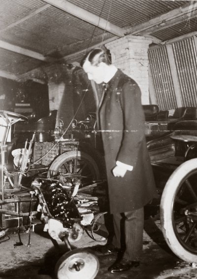 C S Rolls betrachtet den Motor eines Autos in seiner Garage, ca. 1900 von Ferdinand Georg Waldmuller