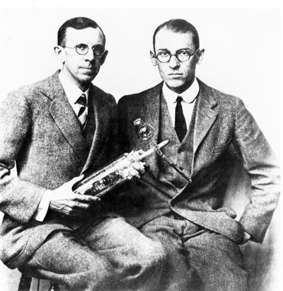 Clinton J Davisson und Lester H Germer, amerikanische Physiker, ca. 1927 von Frederick (attr. to) Barnard