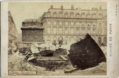 Kommune von Paris (1871): Ruinen auf dem Place Vendôme in Paris. Fotografie 1871. Dim.16,5x10,8 cm von Frederick (attr. to) Barnard