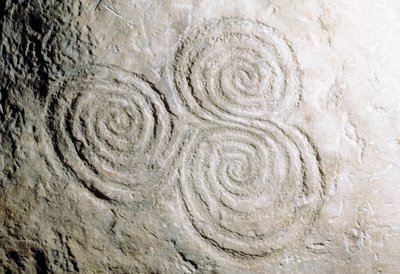 Detail der kurvilinearen Felsgravuren im Newgrange Passage Tomb aus der Steinzeit von Georg Carl Heinrich Dollmann