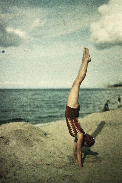 Eva macht einen Handstand, um 1920er von Frederick (attr. to) Barnard