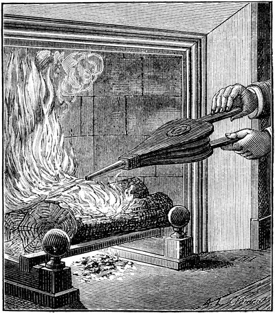 Feuer im Kamin: Ein Blasebalg entfacht die Flamme von . .