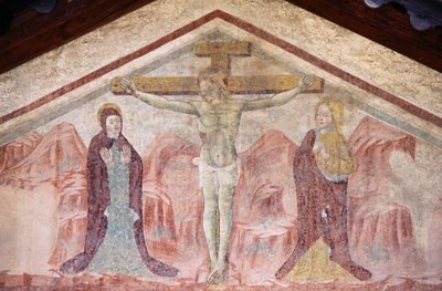 Fresko mit Kreuzigung im Tympanon der Kirche St. Antonius, Romeno, Trentino-Südtirol, Italien von William Walcutt
