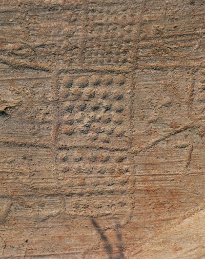 Prähistorische Camunische Felsgravur, Fels 1, topografische Komposition bekannt als "Karte von Bedolina" von Isabel Redie