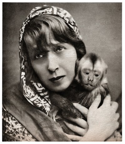 Mistinguett mit einem kleinen Affen von . .