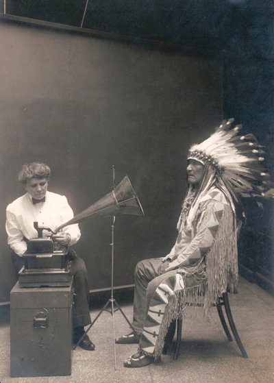Piegan-Indianer, Bergchef, hört eine Aufnahme mit Ethnologin Frances Densmore von . .