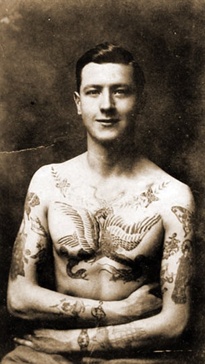 Porträt eines Mannes mit aufwendigen Tätowierungen, ca. 1920 von Hippolyte Lalaise Devéria