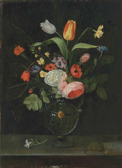 Rosen, Tulpen, eine Narzisse und andere Blumen in einer Glasvase, auf einem Steinsims mit einer Maus von . .