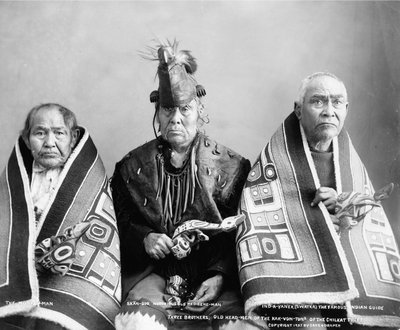 Drei Brüder, alte Häuptlinge des Kak-Von-Tons-Stammes der Chilkat, ca. 1907 (s/w Foto) von . .