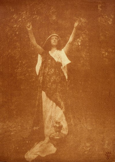 Frau mit einer Vase, ca. 1906 von John Pardon