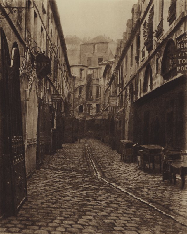 Der Hof des Drachen, unterhalb der Rue de Rennes (s/w Foto) von (after) French Photographer