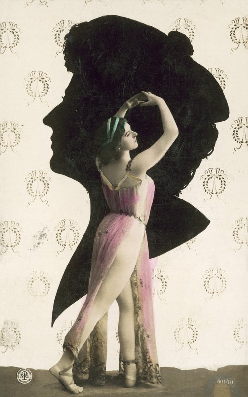 Mädchen mit auffälligen, entblößten Beinen, mit Silhouette des Kopfes im Hintergrund von French Photographer