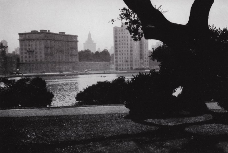 Kalifornien: Oakland, Lake Merritt, im Herzen der Stadt, umgeben von großen Gebäuden und vielen schönen Häusern von American Photographer (after)