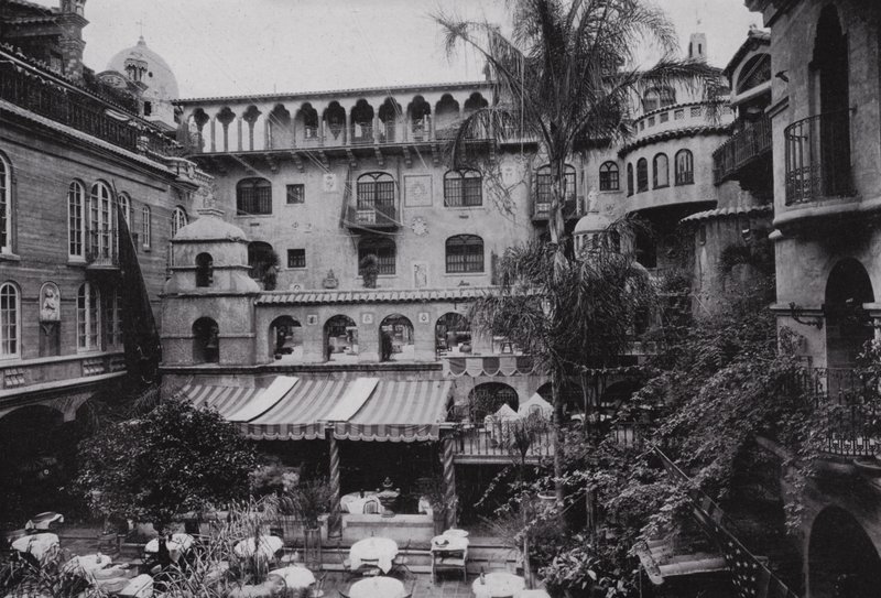 Kalifornien: Riverside, Patio Dining Room des Glenwood Mission Inn von American Photographer (after)