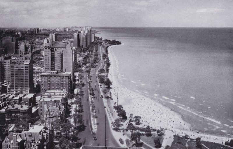 Chicago: Sheridan Road und Oak Street Beach, Blick nach Norden vom Drake Hotel von American Photographer (after)