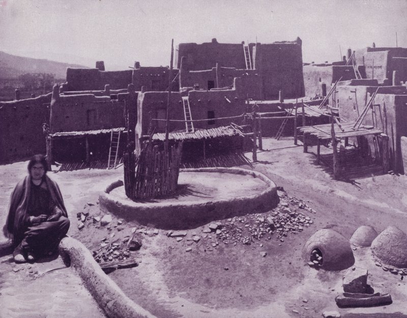Innerer Hof einer Pueblo-Stadt, Arizona (s/w Foto) von American Photographer (after)