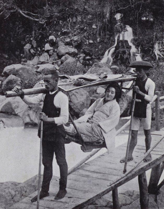 Japanische Dame überquert den Daiya-Fluss bei Nikko (s/w Foto) von American Photographer (after)