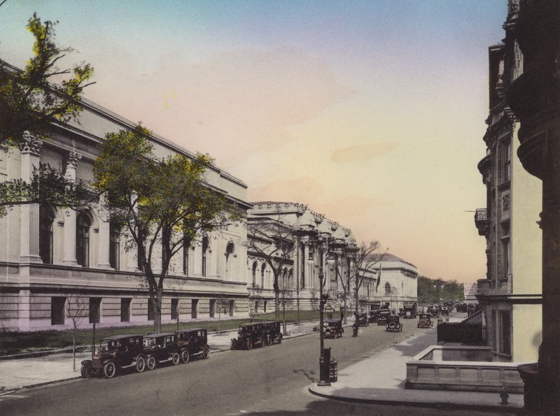 New York: Metropolitan Museum of Art, Fifth Avenue und East 80th Street von American Photographer (after)