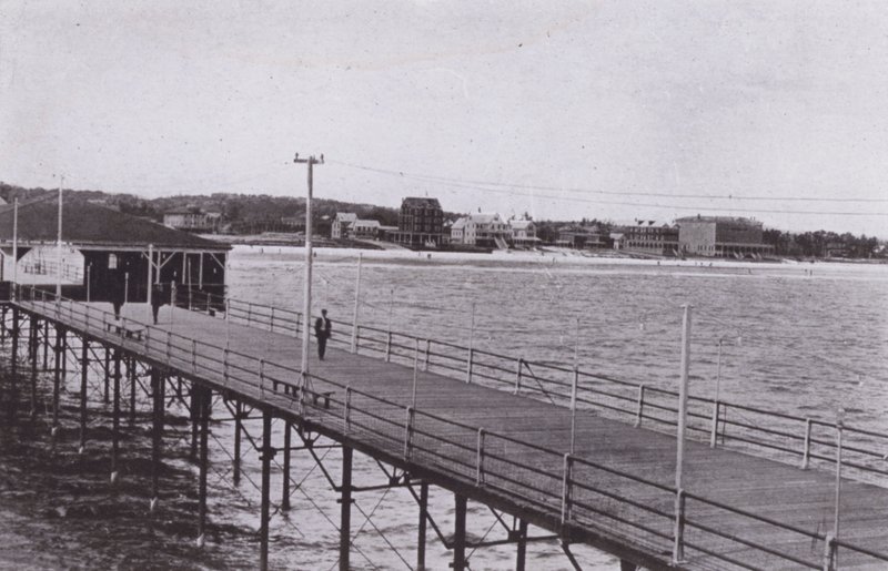 Old Orchard Beach, Maine: Blick vom Ozeanpier (s/w Foto) von American Photographer (after)