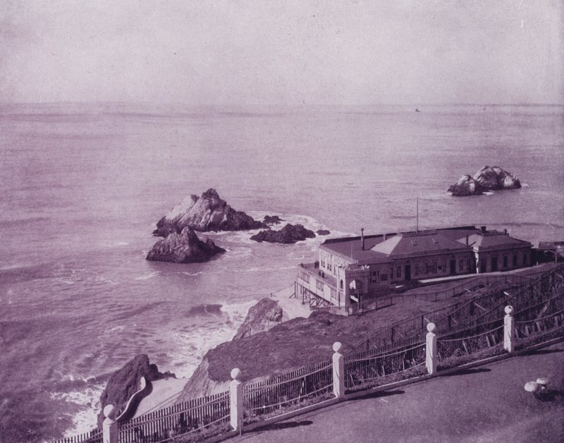 Seal Rocks und Cliff House am Golden Gate, San Francisco (s/w Foto) von American Photographer (after)