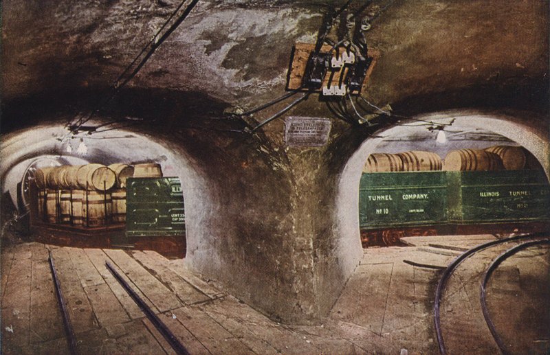 Chicago: Unterirdischer Tunnel an Straßenkreuzung, mit beladenen Güterwagen von American Photographer