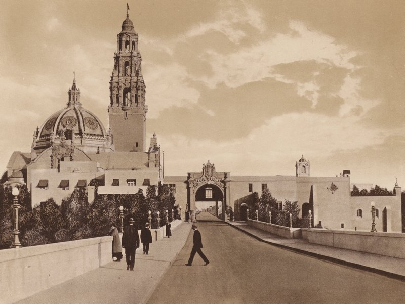 San Diego: Westtor zur Panama-Kalifornien-Ausstellung mit Turm und Kuppel des Kalifornien-Gebäudes (s/w Foto) von American Photographer