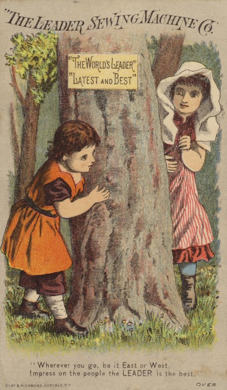 Kinder spielen Verstecken am Baum von American School