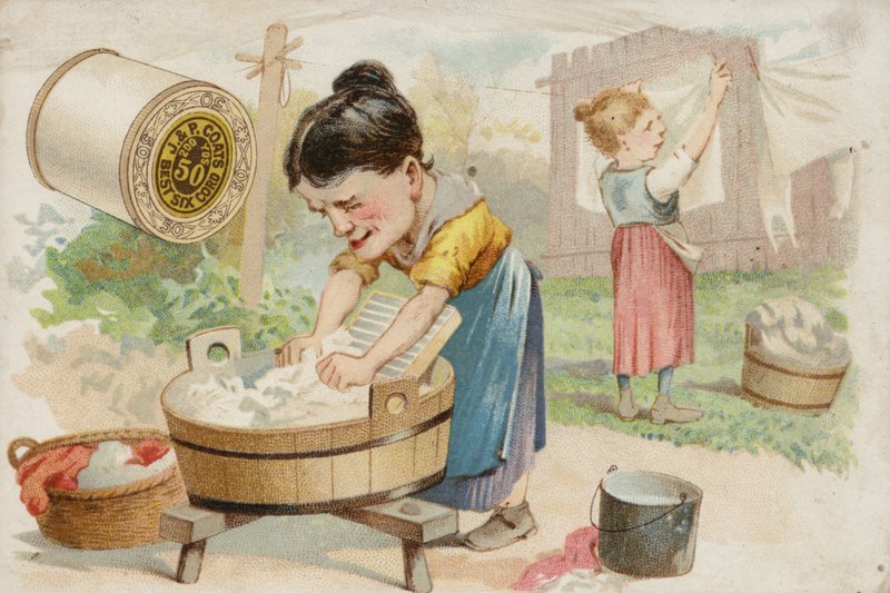 Frauen waschen Kleidung im Garten von American School