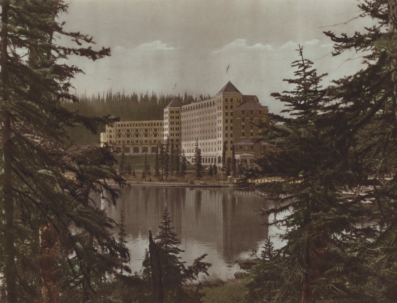 Schloss, Lake Louise von Byron Hill Harmon