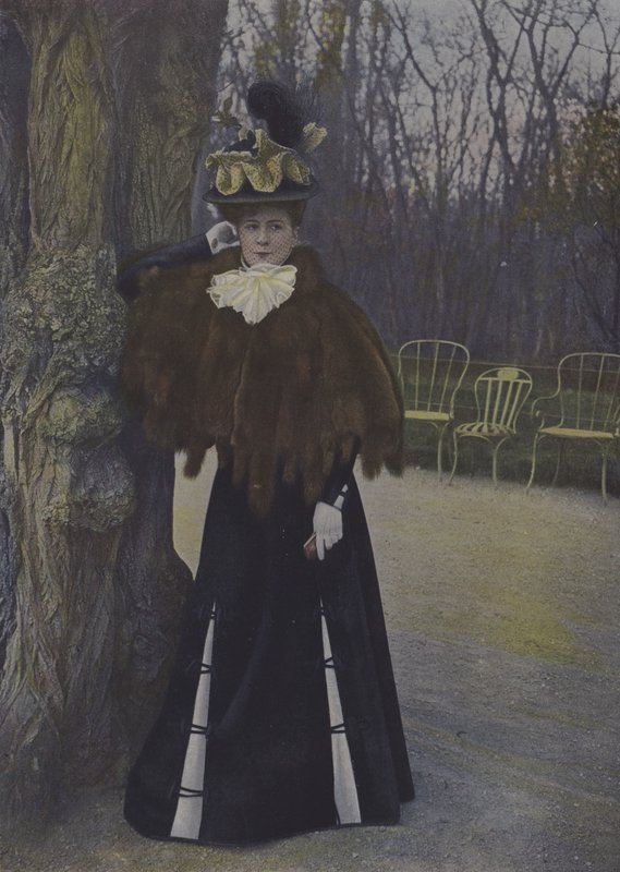 Frau in einem Pariser Park (Farbfoto) von Carle de Mazibourg